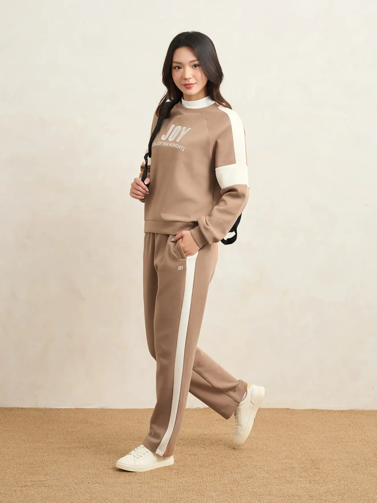 Áo Nỉ Nữ Can Phối Tay Raglan Phom Regular WBANI25002 - Ảnh 4